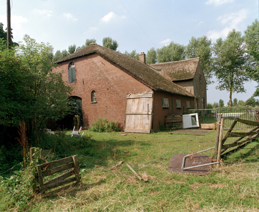 843736 Gezicht op de stal aan de achterzijde van de vervallen boerderij De Kniphoek (Beusichemseweg 21) te Houten.